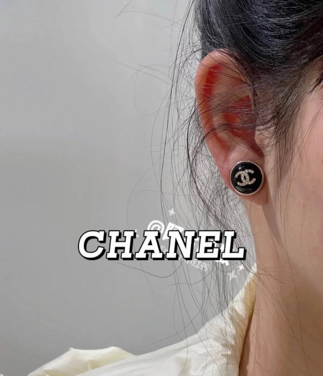 Chanel糖果色纽扣套装 香奈儿吃糖果了吧 我要一个多巴胺的夏天 Chanel亚克力纽扣耳钉好俏皮糖果色给人好快乐的感觉#Chanel 香奈儿纽扣耳钉 耳钉