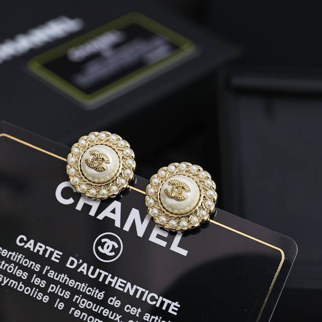 Chanel 双C珍珠圆耳钉， 貌美实用又很特别贵妇感满满 质感很喜欢上耳不会太重闭眼入