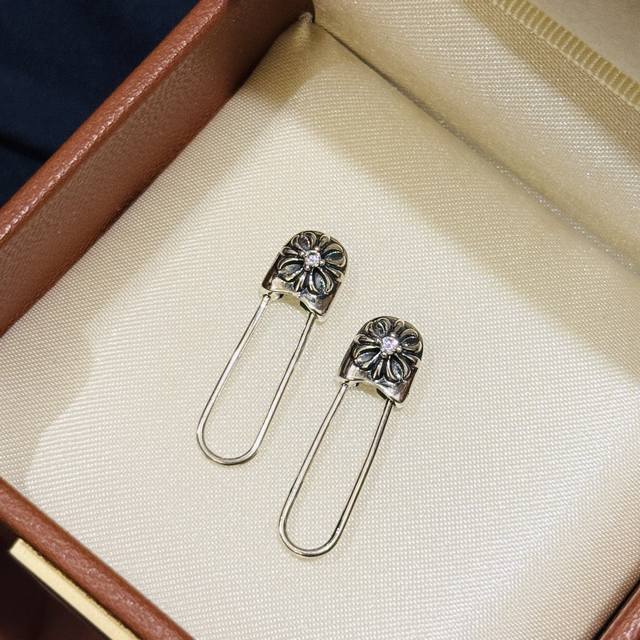 A4330 Chromehearts 经典克罗心复古别针耳钉 情侣款 无与伦比的质感和份量彰显潮牌性格。 个性十足 通体S925纯银材质 做旧电镀 纯银耳钉