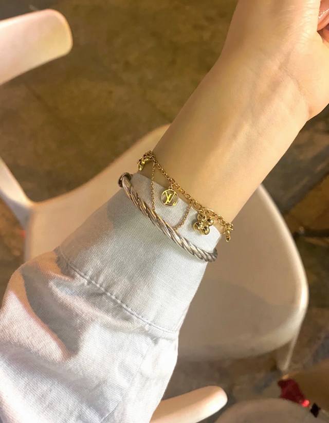 编号Lsl0003手链 编号Lxl0001项链 Lou ** Vuitt**小花手链 经典的三叶草四叶草元素，设计灵动好看！ 金色好显白哦！手链长度可以调节 太