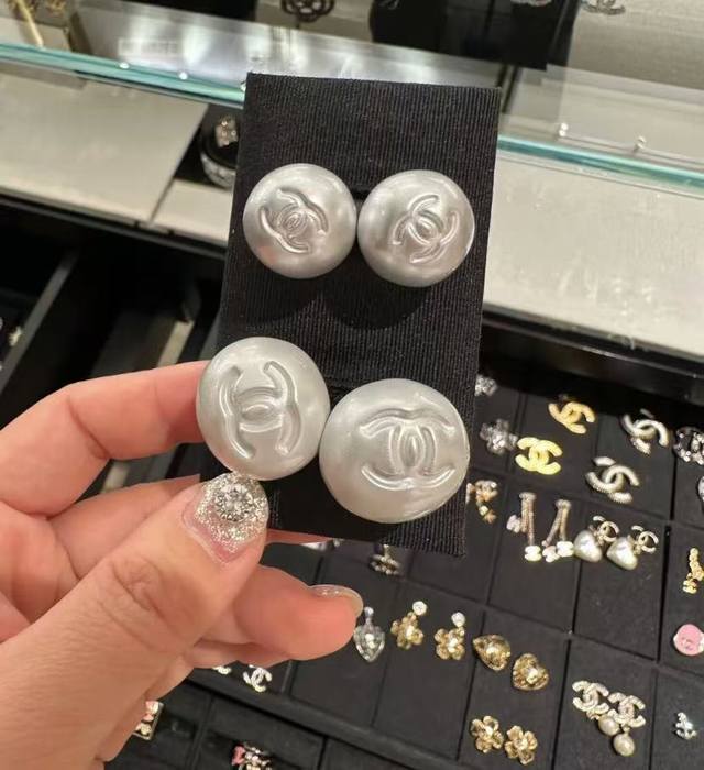 编号Xed0721 大号 Ch*Nel最新款珍珠耳钉 一致Zp黄铜材质 今日新品爆款 25C新款双C珍珠圆形纽扣耳钉大号 大号超级酷飒！质感太好了非常推荐 圆豆