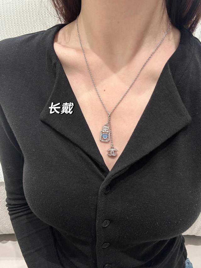 编号Xxl0092 Ch*Nel最新款蓝色爱心香水瓶项链 一致Zp黄铜材质 香 蓝心香水瓶C项链 真的没法拒绝的蓝色香水瓶流苏项链巨巨巨美清新沁爽的蓝色小爱心应