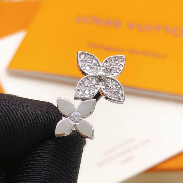 编号Ljz0012 Lv*最新款银色老花镶钻戒指 一致Zp黄铜材质