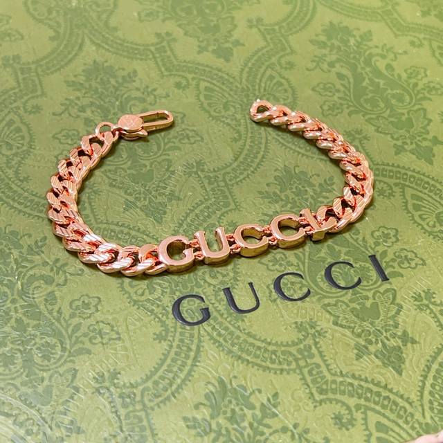 古驰推荐款最新古驰手链出炉 Gucci古驰手链最新款的经典款 精致无论款式 质感 都是绝对的顶尖Feel 只要看一眼就懂了 原版Logo 超 Nice 搭配衣服