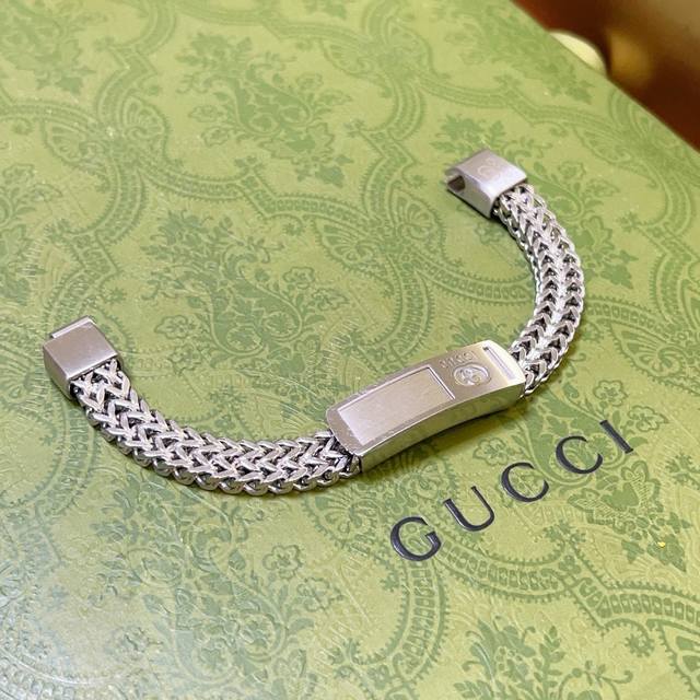 最新出炉 Gucci古驰手链最新款的经典款 精致无论款式 质感 都是绝对的顶尖Feel 只要看一眼就懂了 超 Nice 搭配衣服最佳的选择，帅哥必备神器