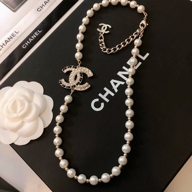 香奈儿Chanel珍珠项链，黄铜材质官网精选款独家高端品质实拍图代购级别做工精致细腻重工版本超级仙女唯美的一款做工超级细心无漏洞逛街 约会 上班都可以很好的搭配