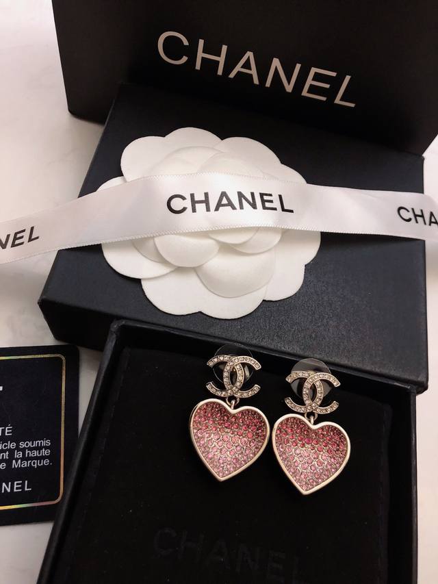 Chanel最新款 香奈儿专柜同步新款 爱心耳钉选几款心仪的首饰来点缀美美的你 超级百搭好推荐又一心动款 赚足回头率！必入爆款