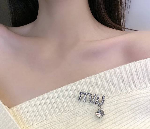 高品质 细节如图 Mu字母钻胸针 Z 3800，太美太美了，Blingbling妥妥公主耳环！Logo+水钻的点缀，采用了两种不同规格的施华洛钻，成本很高！上身