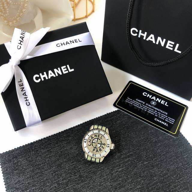 Chanel 新款 漫画手表系列胸针。 原单材质 轻便舒适 优雅中透露着可爱元素气设计质感 简单的搭配都能非常出众好看 ！这个夏天搭配 超级无敌赞
