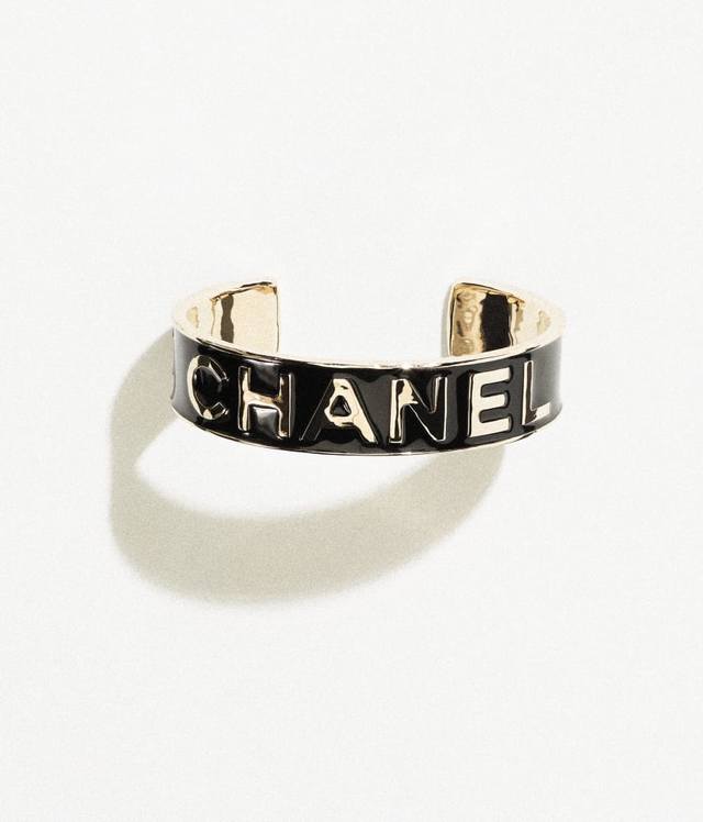 小香 Chanel 字母珐琅手镯 简约大方 时尚名媛风 第一眼就被惊艳到了