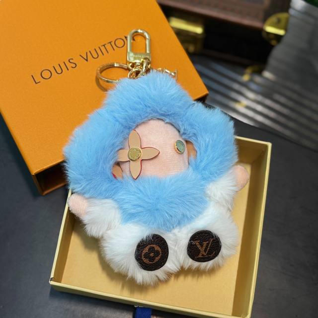 新品Vivienne小号太阳花 毛绒公仔 玩偶钥匙扣挂件 Louis Vuitton路易威登Vivienne太阳花毛绒公仔 官方售价近一万且超级难买，迷妹们肯定