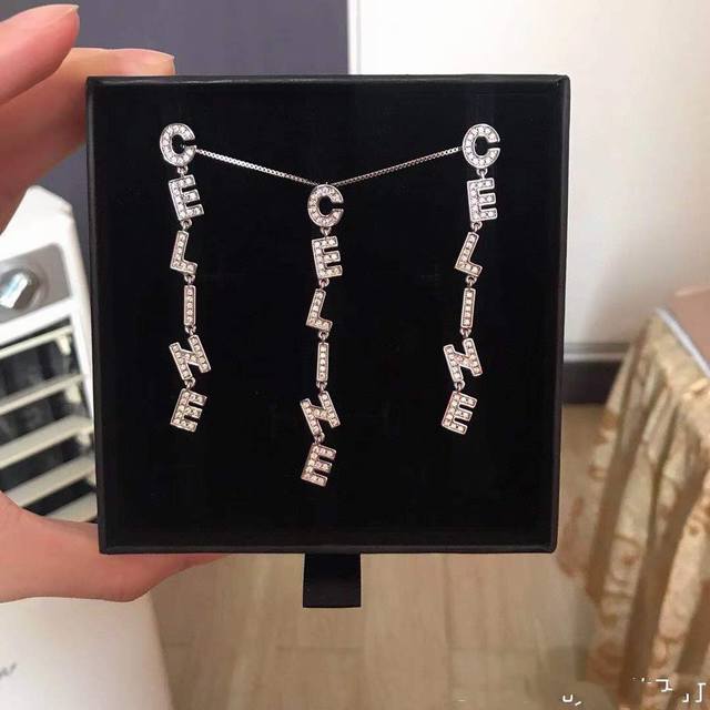 Celine 赛琳 耳钉 一直是简约时尚界的标杆大胆的设计 百看不厌搭配起来更Fashion