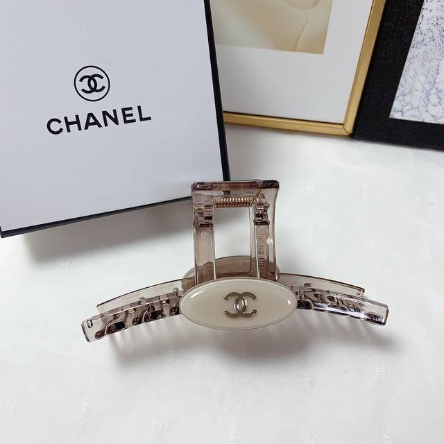 Chanel小香 Chanel发夹 简约亚克力Logo抓夹 气质百搭 日常精致小单品 小仙女必入单品 宝藏款 闭眼入推荐款 单个