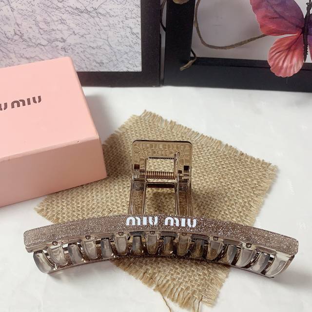 Miumiu缪缪 Miumiu发夹 炫彩亚克力Logo抓夹 气质百搭 日常精致小单品 小仙女必入单品 宝藏款 闭眼入推荐款 单个 配发箍盒