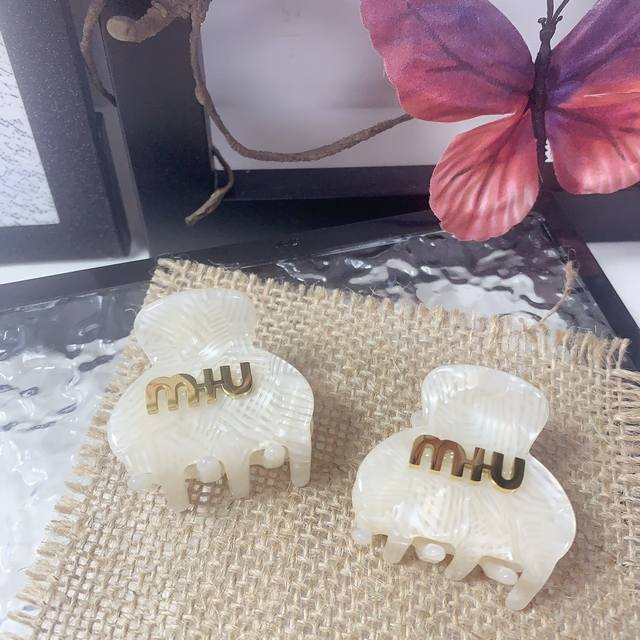 Miumiu缪缪 Miumiu发夹 亚克力Logo小边夹 气质百搭 日常精致小单品 小仙女必入单品 宝藏款 闭眼入推荐款 一对