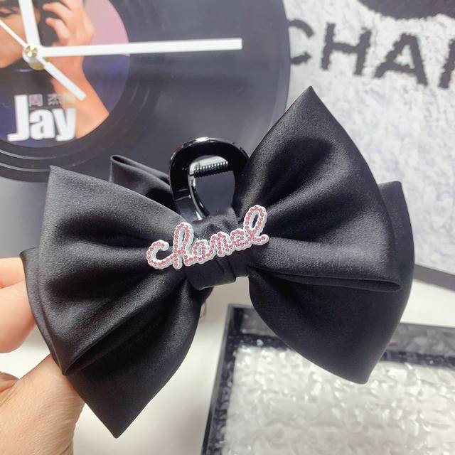 Chanel小香 Chanel发夹 粉钻Logo抓夹 气质百搭 日常精致小单品 小仙女必入单品 宝藏款 闭眼入推荐款 单个 配发箍盒