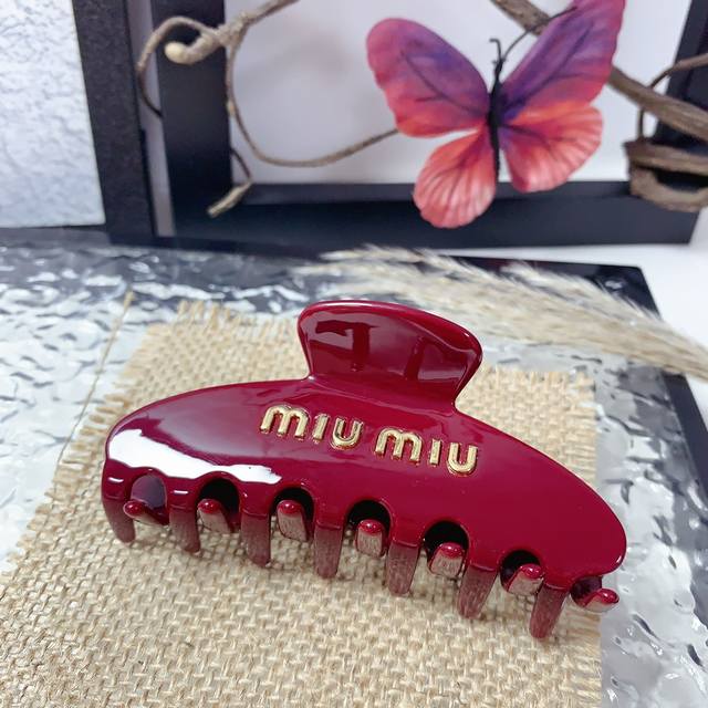 Miumiu缪缪 Miumiu发夹 亚克力 Logo抓夹 气质百搭 日常精致小单品 小仙女必入单品 宝藏款 闭眼入推荐款 单个