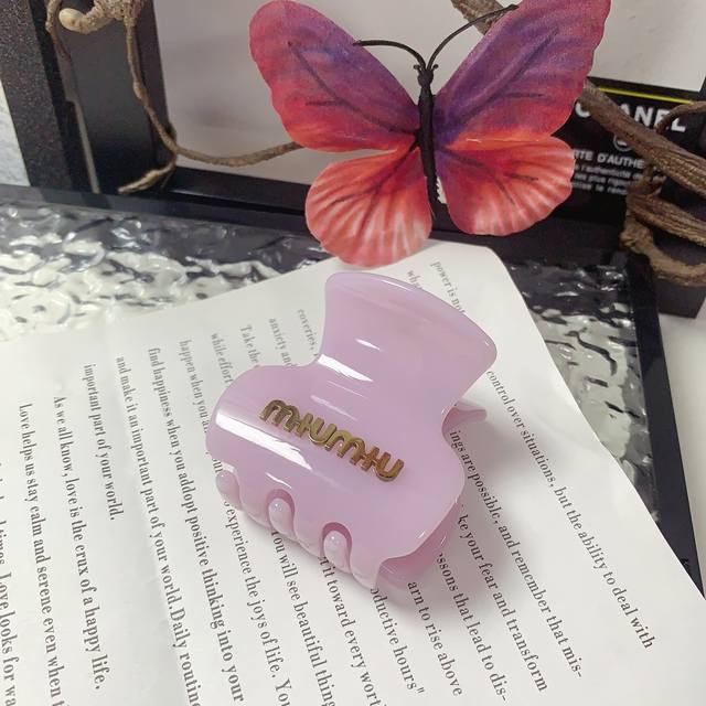 Miumiu缪缪 Miumiu发夹 亚克力Logo马尾夹 气质百搭 日常精致小单品 小仙女必入单品 宝藏款 闭眼入推荐款 单个