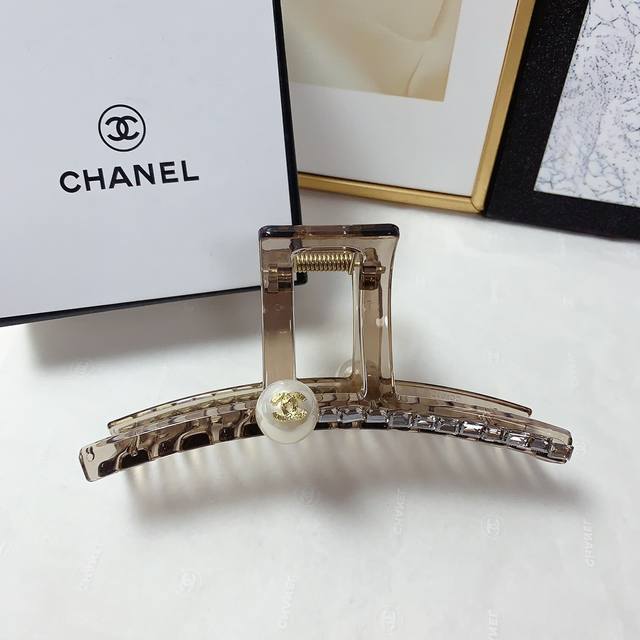 Chanel小香 Chanel发夹 珍珠Logo捷克钻抓夹 气质百搭 日常精致小单品 小仙女必入单品 宝藏款 闭眼入推荐款 单个 配发箍盒