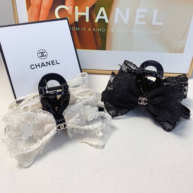 Chanel小香 Chanel发夹 蕾丝勾花蝴蝶结Logo抓夹 气质百搭 日常精致小单品 小仙女必入单品 宝藏款 闭眼入推荐款 单个 配发箍盒