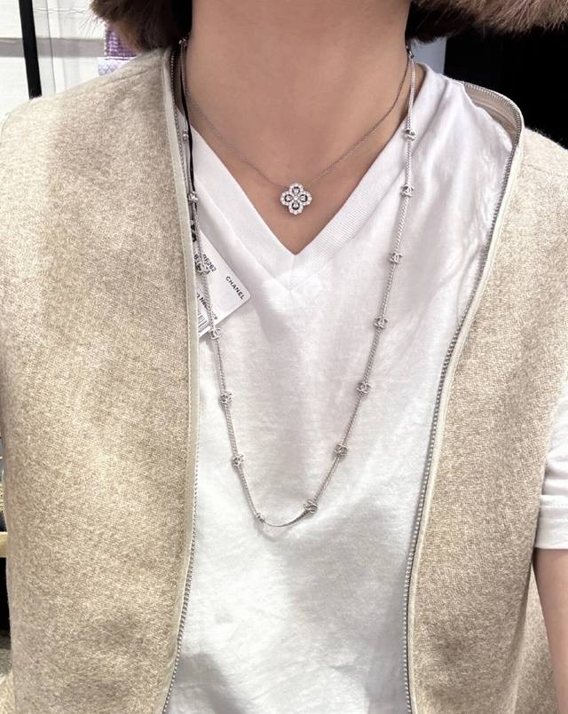 编码N929 1513820 香奈儿项链热销爆上新 Chan 24 14花双C银色蛇骨毛衣链 细细的蛇骨链点缀14颗银色经典双C 甜酷休闲感妥妥拿捏，单戴叠戴都