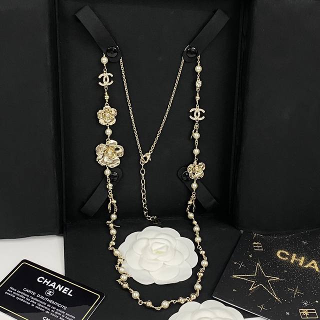 编码N917 1247825 香奈儿项链热销爆上新 Chan 24 山茶花双C珍珠毛衣链 经典山茶花元素珍珠双C，贵气大方的设计 让山茶花颈间自然流转，展现独特