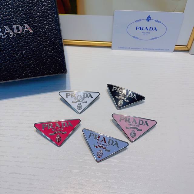 Prada普拉达 Prada发夹 专柜同款新款三角△发夹弹簧夹边夹 日常精致小单品 气质百搭小仙女必入单品 宝藏款 闭眼入推荐款 单个