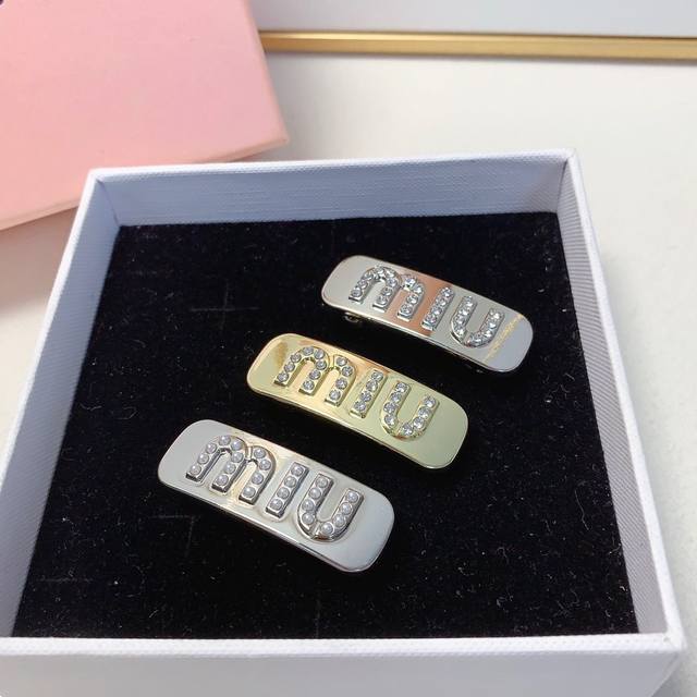 Miu Miu缪缪 Miumiu发夹 新款钛钢Miu小弹簧夹边夹刘海夹日常精致小单品 气质百搭小仙女必入单品 宝藏款 闭眼入推荐款 单个