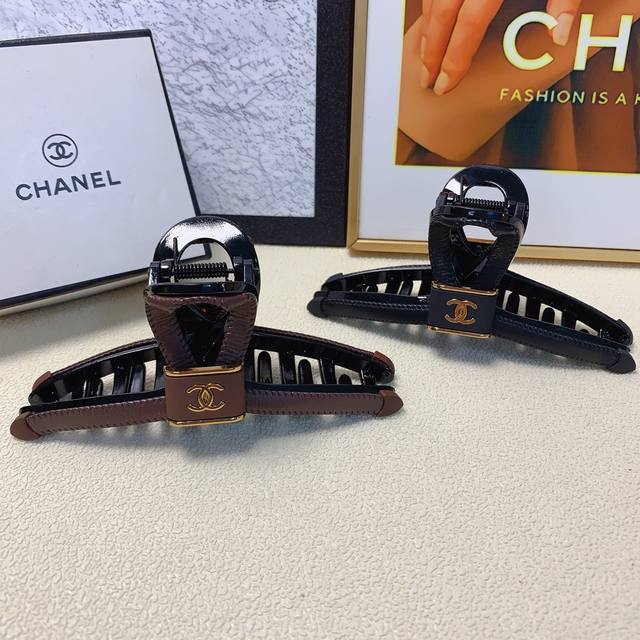 Chanel小香 Chanel抓夹 复古牛皮Logo抓夹 气质百搭 日常精致小单品 小仙女必入单品 宝藏款 闭眼入推荐款 单个 配发箍盒