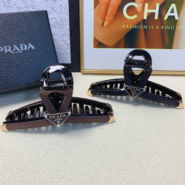 Prada普拉达 Prada抓夹 复古牛皮三角Logo抓夹 气质百搭 日常精致小单品 小仙女必入单品 宝藏款 闭眼入推荐款 单个 配发箍盒