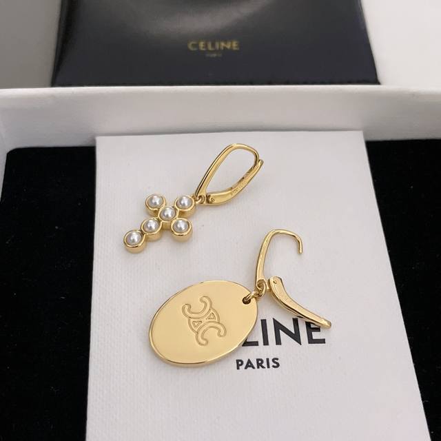 高品质 细节如图 0850100 椭圆十字不对称耳环 Z 5300，最新款爱了爱了！不对称设计！单只戴一对戴都非常个性时尚！一眼就看中的系列，网红们的最爱！经典