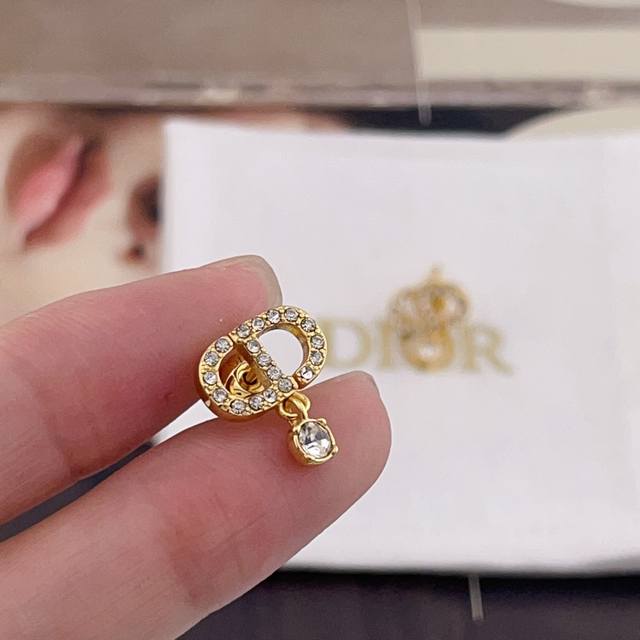 高品质 细节如图 075090 D满钻Cd吊钻小耳钉 Z 3700，一定要买系列， 春夏系列全网首发现货第一眼看上去的感觉就是它是个爆款！Cd上边采用不同规格的