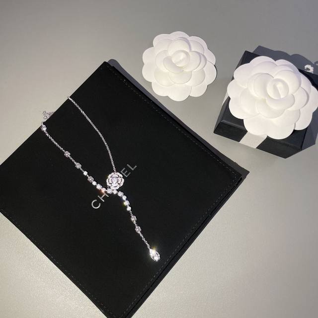 我们出品 Z 280000 香茶花珠宝项链 Z为真金真钻高级珠宝系列！ 纯银精工版本 ，Camelia系列，独一无二造型！香耐而时尚王国的“国花” 山茶花，在C