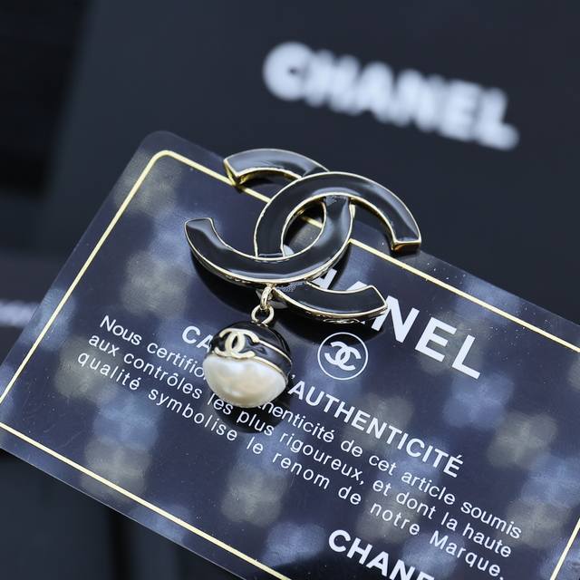 Chanel 24S当季爆款珐琅双C珍珠胸针 黑白配色小巧玲珑 精致秀气百搭♀