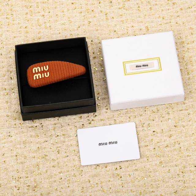 高品质 细节如图 Miu Miu糖果色发夹 绝对会成为经典款的发夹一定要入的一款发夹，巨巨巨好看的，全部都是手工制作黄铜材质，完美的做工媲美Z批，上发巨巨巨好看