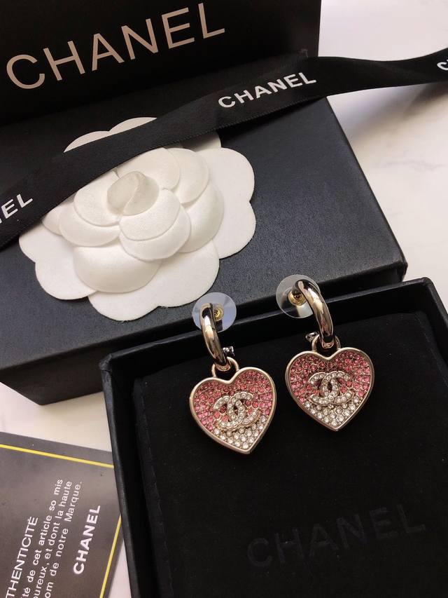今日新款 爱心渐变耳环 Chanel 专柜最新款同步上新香奈儿耳钉火热爆款来袭大牌香奶奶这个品牌在时尚女性当中绝对无所不知都知道它的经典与岁月逢出货必火的一个知