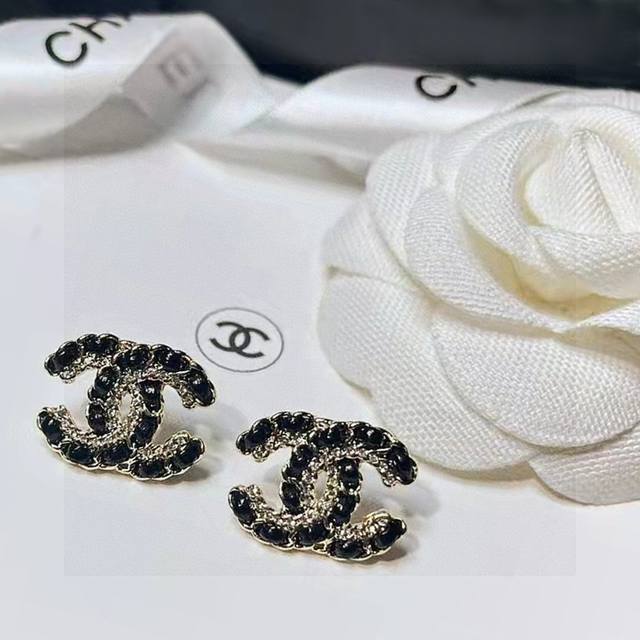 Z批打版 小香 Chanel 施华洛晶钻皮串字母耳钉耳环 高端原版Logo字印香奶奶最气质的一款耳钉 黑金真皮配色绝了 真皮手工编织 香奈儿的耳钉其实实绝大多数