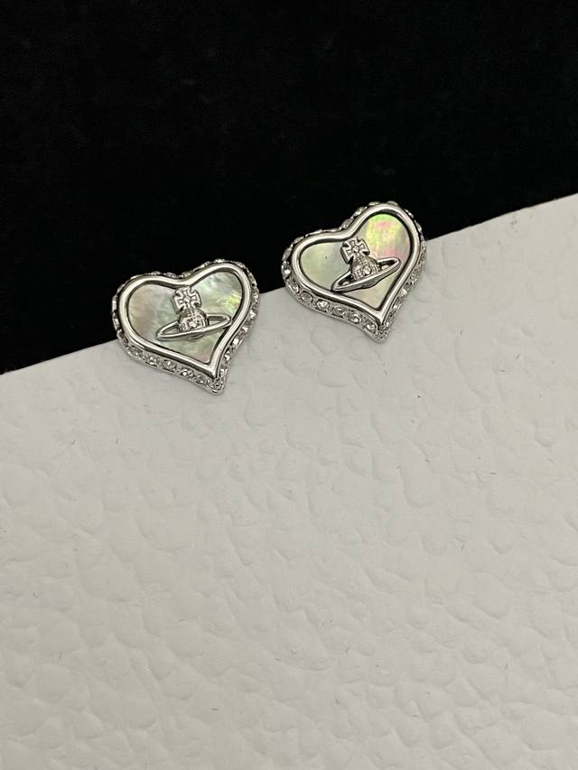 高品质 细节如图 灰银 Vivi爱心耳钉 宝宝，什么是快乐星球，来，这就是快乐星球！绝美爱心土星耳钉，粉贝+银色，灰贝+银色，重磅推荐闭眼入准没错！纯粹王冠球是