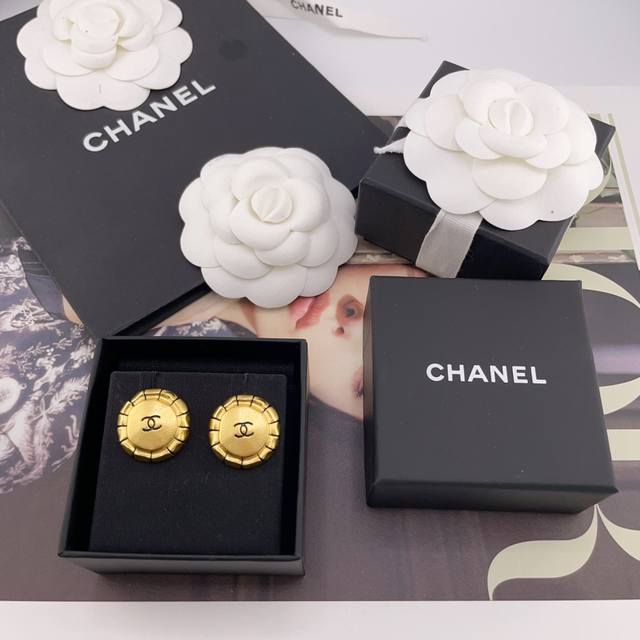 我们出品 香复古金太阳耳钉 中古款！编号，送包装非常推荐！“流行稍纵即逝，风格永存”这就是Vintage的魅力！可遇而不可求这句话用在Ch Nel Vintag