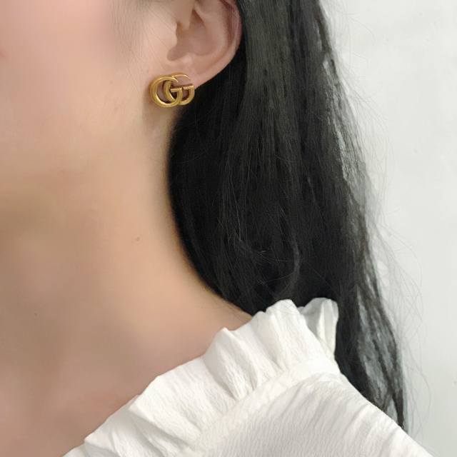 我们出品 量大咨询客Fu Guc I双G耳钉 我们一致致Zp，黄铜材质，每个字母的棱棱角角跟足Zp来，电镀颜色也是一致Zp电镀，全部复古电镀，非市面假金电镀，真