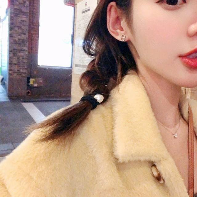 我们出品 现货秒发量大咨询客服 这个简简单单的，上耳特别的简洁大方，非常推荐宝们入，市面有Low版本，耳针位置不对，Zp耳针在中间的，且背后也是没有刻字的，[机