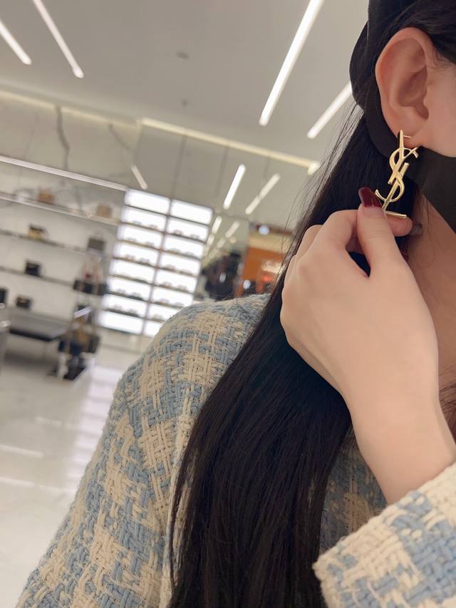 高品质 细节如图 Ys单只耳环 经典简约的设计！经典永不过时！太太太百搭了！太赞了，超Nice！一致Zp黄铜电镀金材质，整个发夹的版型，细节，菱角，细腻程度对工