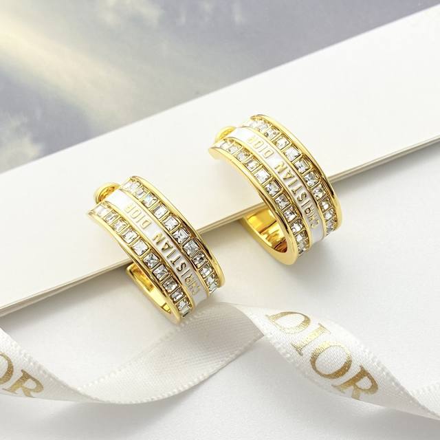 Dior耳钉热销款火爆上新 Dior Code系列耳圈 白色珐琅携刻Christian Dior字样，两侧镶边小钻石闪到像焊了高光！白金配色又嗲又贵气 上耳自带