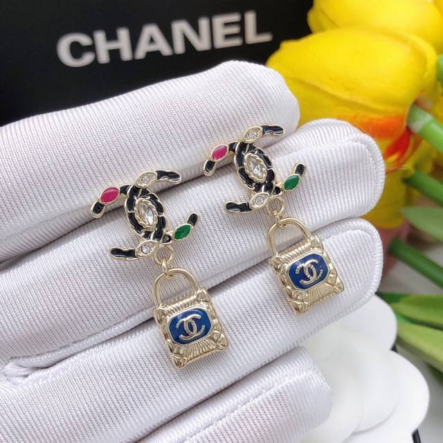 编号Xed0133 Chanel 小香扣镶钻双C锁头耳钉，高端品质，专柜同材质，真正黄铜，离子电镀，925银针，独家实拍图做工精致细腻，重工版本，超级仙女唯美的