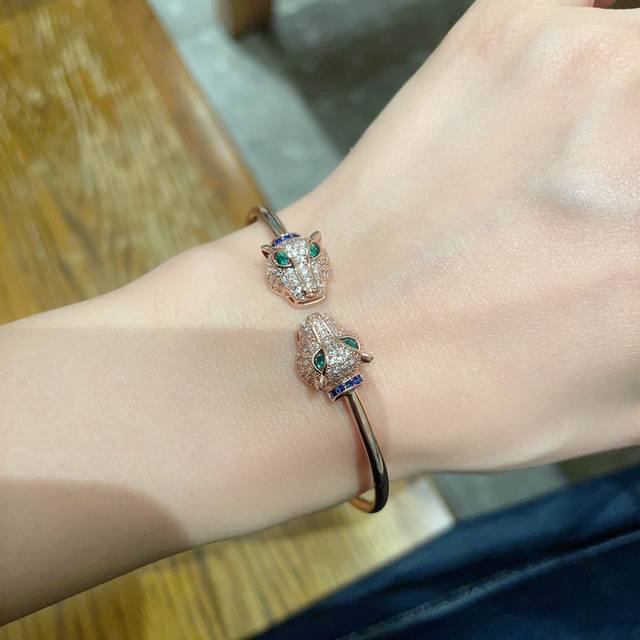 Cartier 卡地亚官网最新发布 火爆满钻豹头镶钻手镯进口精工保色18K高端定制顶级工艺 专柜Logo刻字清晰 360度无死角！全新的窄版设计 更显精致～如此