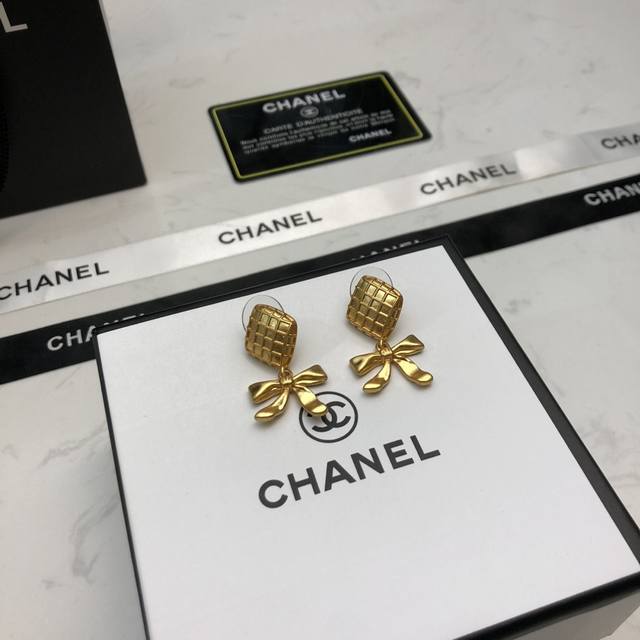 小香 火爆开启 女神 同款 走秀款秋冬系列 Chanel 香奈儿中古款 新款耳钉 耳环 代购级别一比一定制 时髦配饰，款式好还不够，细节完胜才算真厉害！个性又精