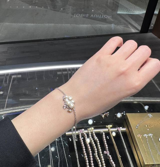 我们出品 Zp2420！宝宝，什么是快乐星球，来，这就是快乐星球 Vivienne Westwood 云朵手链！必入！时尚感爆棚墙裂推荐击中人心卫星与云朵的结合