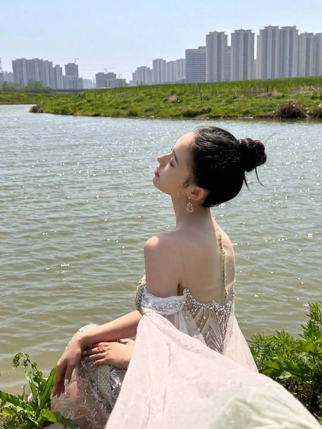 我们出品 葫芦耳环，可订做18K真金真钻版，只做对版真金货，价询客Fu 以生机繁茂之意蕴，诠释光影璀璨之热忱。通体采用925银，厚金电镀，保色程度更久。