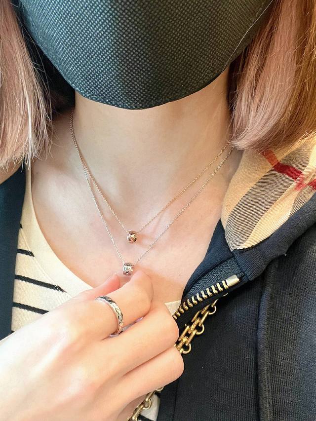 我们出品 王一博同款Coco小金豆项链 ，可订做18K真金真钻版，只做对版真金货，价询客Fu 受绗缝图案启发的系列，这是自1955年以来众议院的标志。摩登又率直