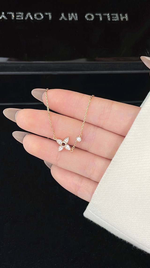 Blossom系列新品项链，依然以品牌标志Monogram四芒星图案为设计元素，新作最特别之处以镂空几何造型搭配巧妙的钻石镶嵌，塑造出星芒闪耀的动人气质。项链长